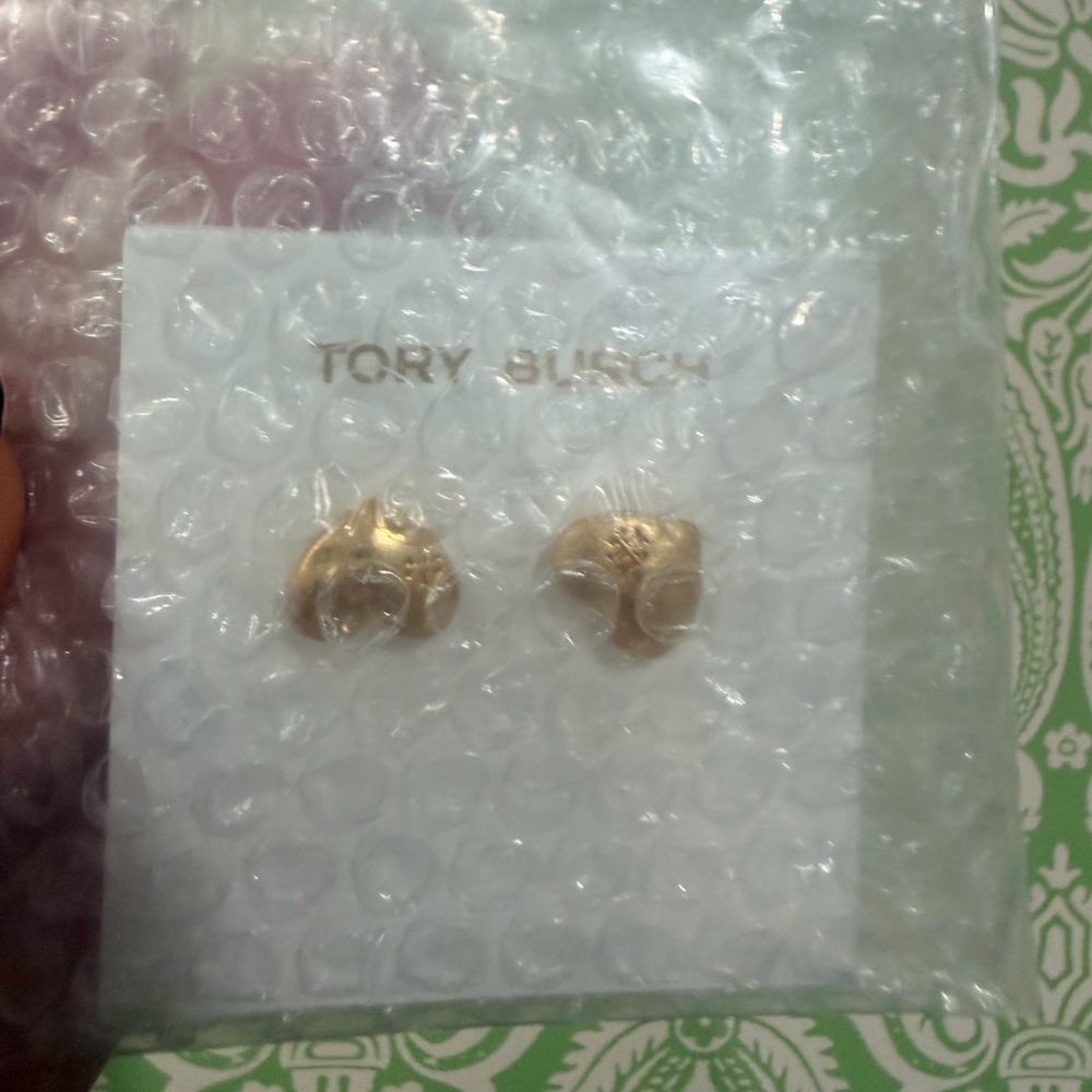 Tory Burch Gold Tone Metallic Hammered Heart Studs - New - Picture 5 of 5